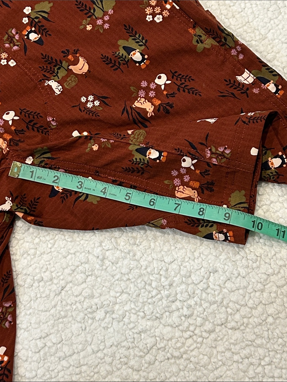 Duluth Heirloom Gardening Shorts Overalls sz Medium Gnome Rabbit Chicken Print - Picture 16 of 16